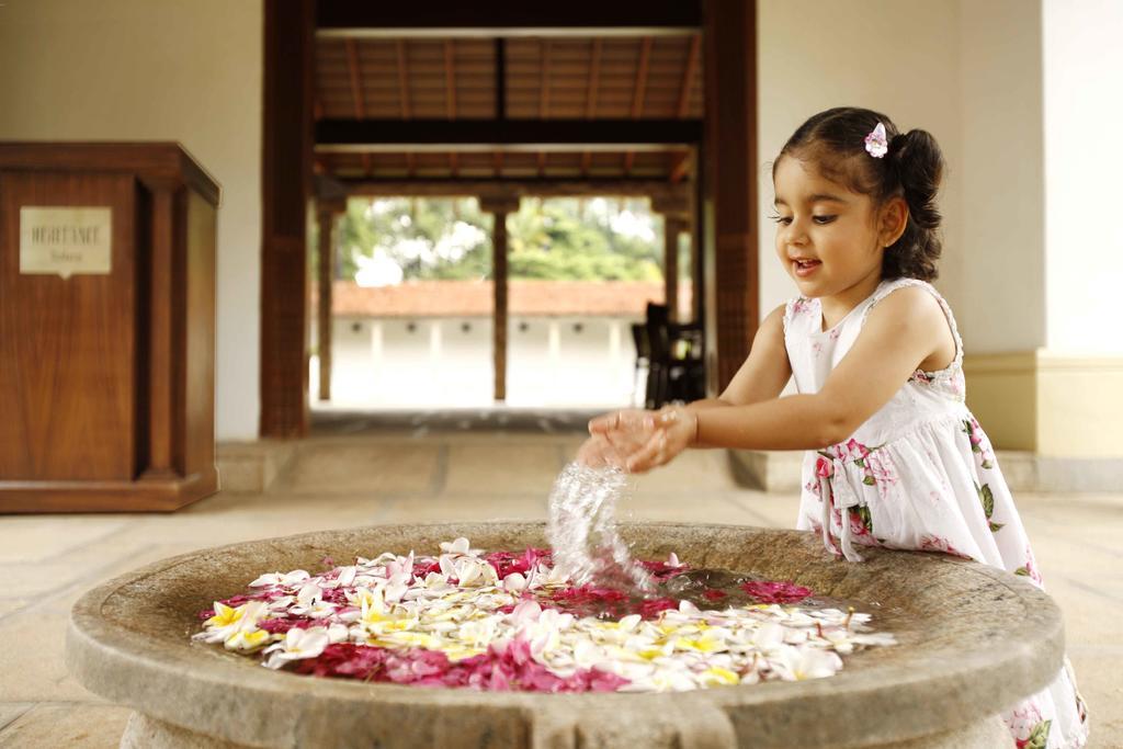 ザ ヘリテージ マドゥライ ホテル エクステリア 写真 A girl playing with flowers