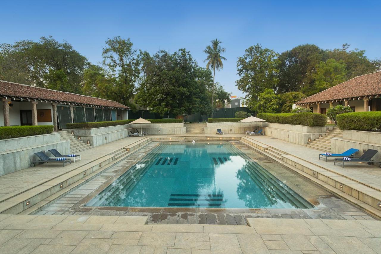ザ ヘリテージ マドゥライ ホテル エクステリア 写真 The swimming pool at the Taj Bengal