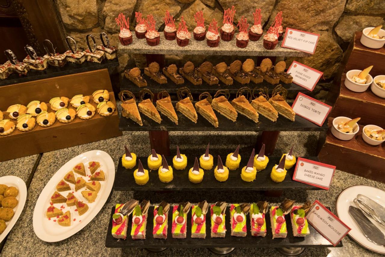 ザ ヘリテージ マドゥライ ホテル エクステリア 写真 A selection of desserts